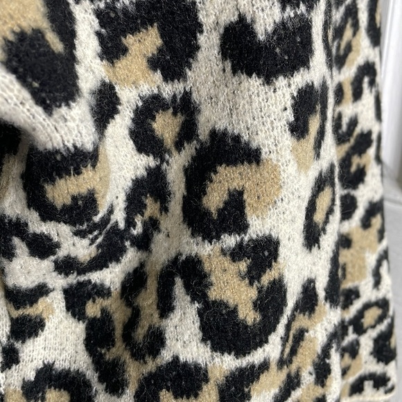 Central Park West light leopard print split hem super soft sweater. Size Medium - Picture 4 of 11